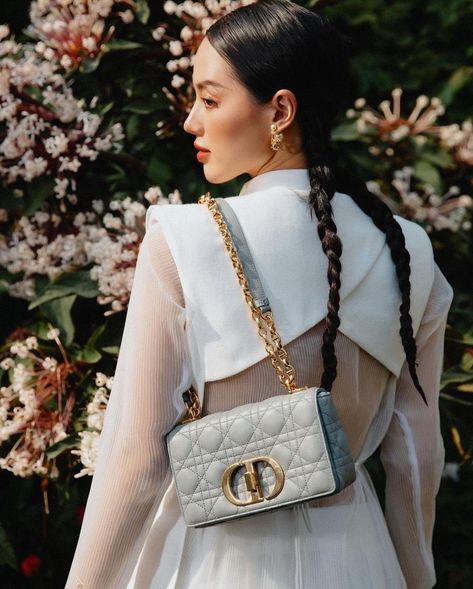 White Bag Outfit, Dior Bag Outfit, Dior Caro Bag, Dior Outfit, Dior Caro, Girly Bags, Dior Fashion, Dior Handbags, Luxury Bag