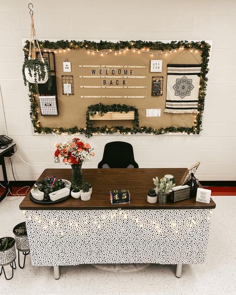 Junior High Classroom Decor Ideas, Teachers Corner Ideas Classroom, Cute High School Classroom Decor, Aesthetic Teacher Desk, Aesthetic Classroom Decor Middle School, Aesthetic Classroom High School, Modern High School Classroom Design, Teacher Desks Ideas, 8th Grade Classroom Ideas