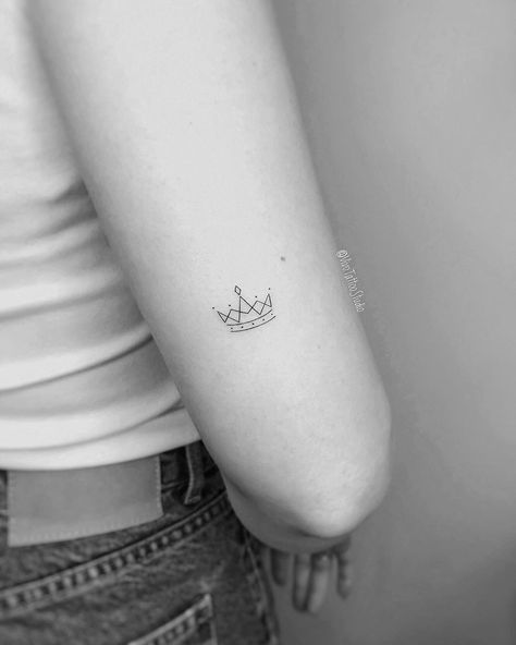 Tiny Tiara Tattoo, Simple Tiara Tattoo, Fineline Crown Tattoo, Small Tiara Tattoo, Simple Crown Tattoos For Women, Cute Crown Tattoos, Tiny Crown Tattoos For Women, Crown Fine Line Tattoo, Crown Minimalist Tattoo