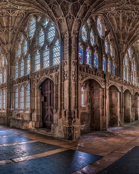 Gloucester Cathedral (Hogwarts Cloisters) Step into a world of magic and history at Gloucester Cathedral, a stunning Gothic masterpiece that served as the inspiration for the Hogwarts Cloisters in the Harry Potter films. 🏰✨ With its breathtaking architecture and rich history, this iconic cathedral offers a truly enchanting experience for visitors. Let’s explore what makes Gloucester Cathedral a must-see destination! 🌟📸 Introduction to Gloucester Cathedral Dating back to the 11th century, Gl... Oxford Cathedral, Breathtaking Architecture, Gloucester Cathedral, Harry Potter Films, 11th Century, Gloucester, Instagram Feed, Hogwarts, Minecraft