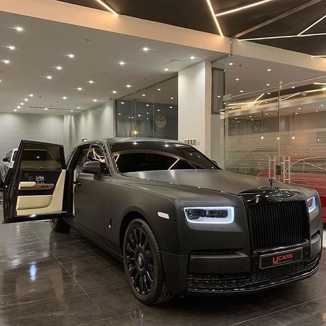 Rolls Royce Black, Wallpaper Hippie, Rolls Royce Motor Cars, Luxury Cars Rolls Royce, Top Luxury Cars, Luxury Car Interior, Luxurious Cars, Lux Cars, Pagani Huayra