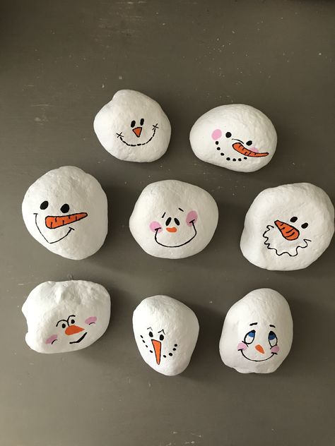 How To Paint Santa Stones, Xmas Painted Stones, Xmas Stone Painting, Xmas Rock Painting, Xmas Rock Painting Ideas, Snowman Rock Painting Ideas, Snowman Painted Rocks, Rock Snowmen, Holiday Painted Rocks