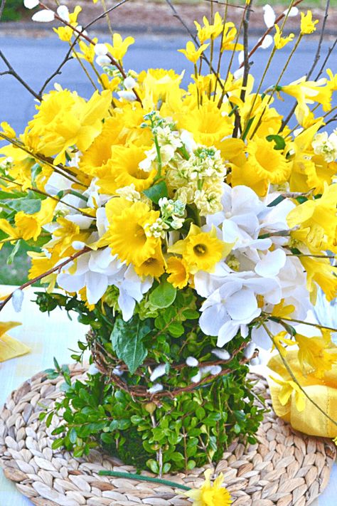 Daffodil Centerpiece, Wild Daffodils, Spring Table Settings, Unique Floral Arrangements, Small Centerpieces, Spring Centerpiece, Spring Tablescapes, Harvest Thanksgiving, Green Hydrangea