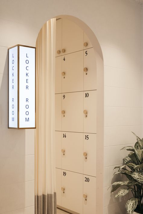 Yoga Locker Room, Natural Decor Bathroom, Shower Locker Room, Yoga Studio Cafe, Country Club Locker Room, Pilates Studio Design Interiors Ideas, Locker Interior Design, Wellness Studio Design Interiors, Gym Locker Room Design