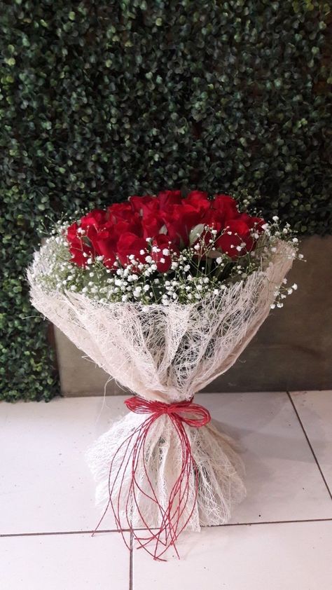 Flower Buke Ideas, Rose Flower Bookey, Flower Bookey Ideas, Natural Flower Centerpieces, Flower Bookey, Wrap Bouquet, Roses Bunch, Bunch Of Red Roses, Winter Flower Arrangements