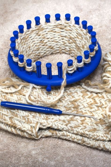 Loom Knitting Blanket, Loom Knitting Scarf, Loom Knitting Patterns Hat, Loom Knitting For Beginners, Round Loom Knitting, Loom Scarf, Loom Knitting Tutorial, Knitting Projects Free, Beginner Knit Scarf