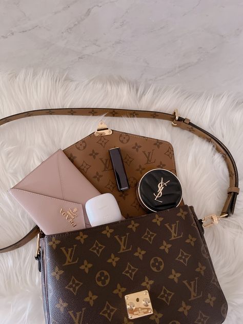 Luxury Wallet Women, Pochette Metis Reverse, Face Cushion, Lv Handbag, Louis Vuitton Metis, Women Louis Vuitton, Pochette Louis Vuitton, Mini Lipstick, Inside My Bag