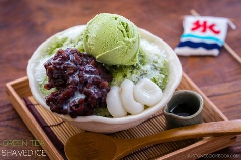 Ujikintoki is flavorful and refreshing traditional Japanese green tea shaved ice dessert, topped with red bean paste, condensed milk & matcha green tea ice cream. Matcha Syrup, Dessert Japanese, Mochi Balls, Shaved Ice Recipe, Azuki Beans, Tea Syrup, Desserts Japonais, Ice Dessert, Sweet Matcha