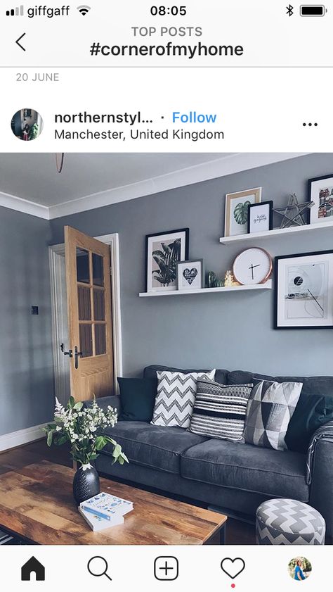 Grey Sofa With Rug Ideas, Gray Wall Living Room Ideas Modern, Grey Blue Couch Living Room Ideas, Dark Blue Sofa Living Room Ideas, Grey Blue Living Room, Blue Grey Living Room, Living Room Wall Color, Shelf Decor Living Room, Classy Living Room