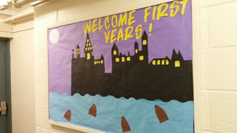 Harry Potter Bulletin Board for freshman! Harry Potter Theme Room, Harry Potter Bulletin Board, Harry Potter Map, Harry Potter Classroom Theme, Magical Classroom, Ra Decorations, Harry Potter Classes, Harry Potter Library, Vintage Teacher