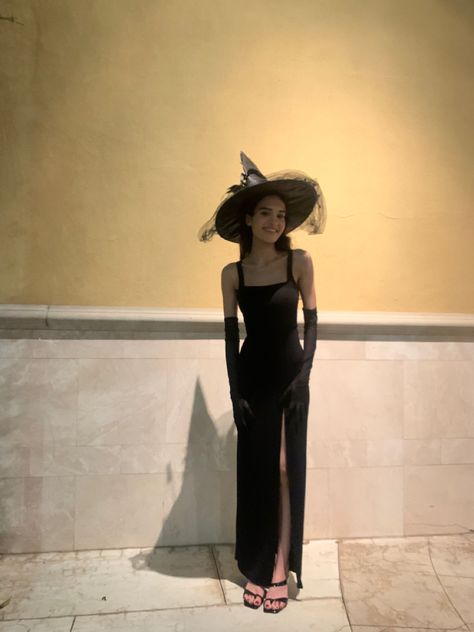 Kendall Jenner Witch Costume, Long Black Dress Halloween Costume, Kendall Jenner Witch, Kendall Jenner Halloween Costume, Halloween Costumes Duos, Duos Halloween Costumes, 3 Halloween Costumes, Kendall Jenner Halloween, Halloween Costumes 2023