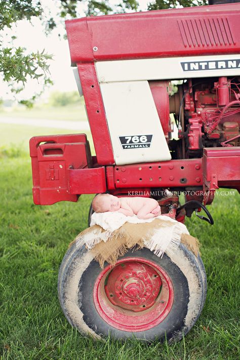 Baby pic Farming Newborn Photography, Newborn Photography Farm Theme, Farm Newborn Family Pictures, Tractor Newborn Pictures, Newborn Farm Pictures, Tractor Maternity Pictures, Country Baby Boy, Foto Newborn, Newborn Photography Boy