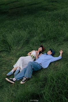 Korean Engagement Photos, Hugging Knees, Couples Photoshoot Romantic, Retro Engagement Photos, Outdoor Poses, Couples Candid Photography, Prenuptial Photoshoot, Prenup Shoot, Outdoor Studio