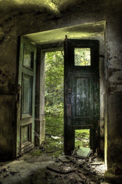 Eerie Photography, Crock Pot Hot Chocolate, Eerie Places, Derelict Places, Old Abandoned Buildings, Apocalypse Aesthetic, Derelict Buildings, Rust In Peace, Beautiful Ruins