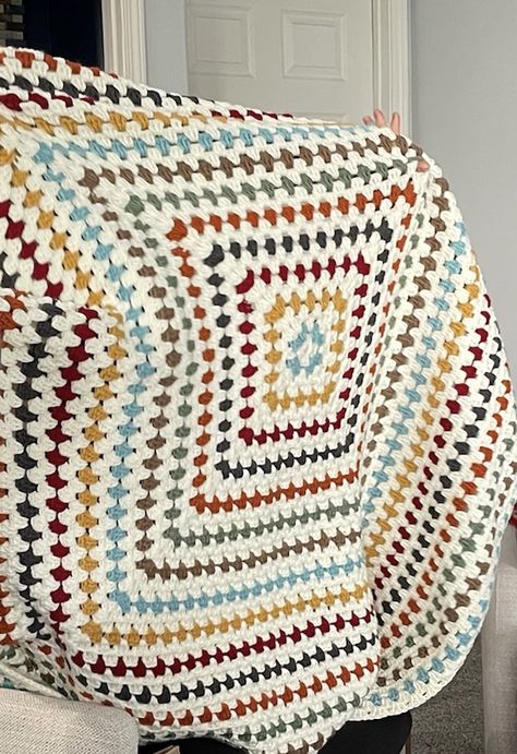 Fine Yarn Crochet Projects, Crochet Blanket Multiple Colors, Crochet Blankets Ideas, Random Granny Square Blanket, Two Color Crochet Blanket, Easy Granny Square Crochet Pattern, Large Granny Square Blanket, Easy Granny Square Crochet, Colorful Crochet Blanket