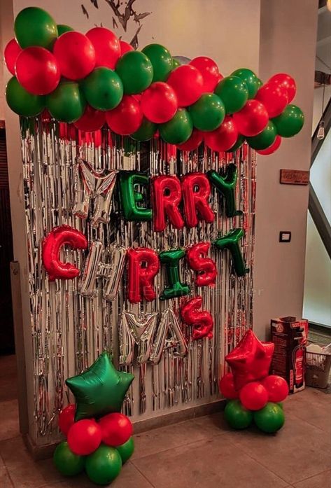 Christmas Party Outdoor Ideas, Christmas Party Picture Backdrop, Christmas Decor Ideas Backdrop, Christmas Party Decorations Diy Backdrop, Christmas Party Decor Diy, Xmas Backdrop Ideas, Christmas Party Ideas Black People, Diy Christmas Backdrop Ideas, Christmas Party Snacks For Adults