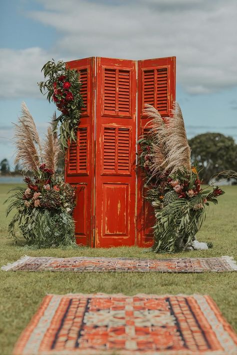 Bohemian Rustic Whangateau Wedding (with a $100 reception venue!) » P A P E R + L A C E Photowall Ideas, Decoration Evenementielle, Wedding Reception Backdrop, Photos Booth, Decor Studio, Grass Wedding, Pampas Gras, Ceremony Backdrop, Pampas Grass