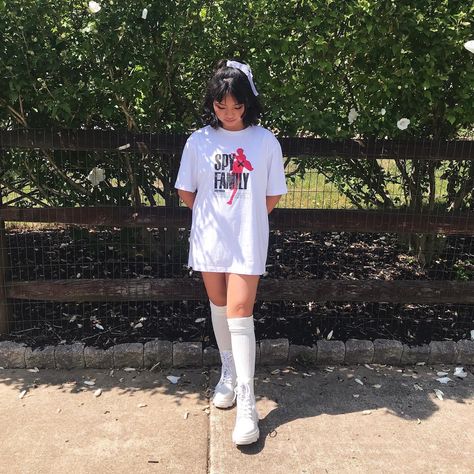 streetwear inspired outfit w/ long socks and white combat boots <3 Combat Boots With Socks, White Combat Boots Outfit, Combat Boot Outfit, White Combat Boots, Sock Outfits, Long Socks, Tshirt Outfits, Boots Outfit, Outfits Ideas