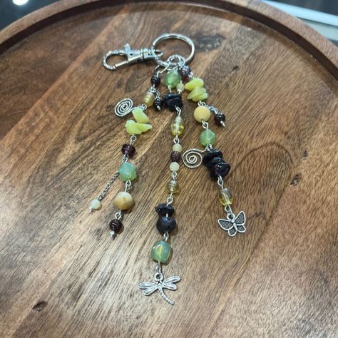 Handcrafted From Genuine Garnet And Serpentine Bead Chips And Glass Beads. A Perfect Accessory/Use For Either A Key Chain And/Or Bag Charm! Keychain Ideas Diy Beads, Beaded Bag Charm, Purse Upcycle, Nature Keychain, Dopamine Jewelry, Key Chains Aesthetic, Beaded Zipper Pulls, Dangle Keychain, Bag Charms Diy