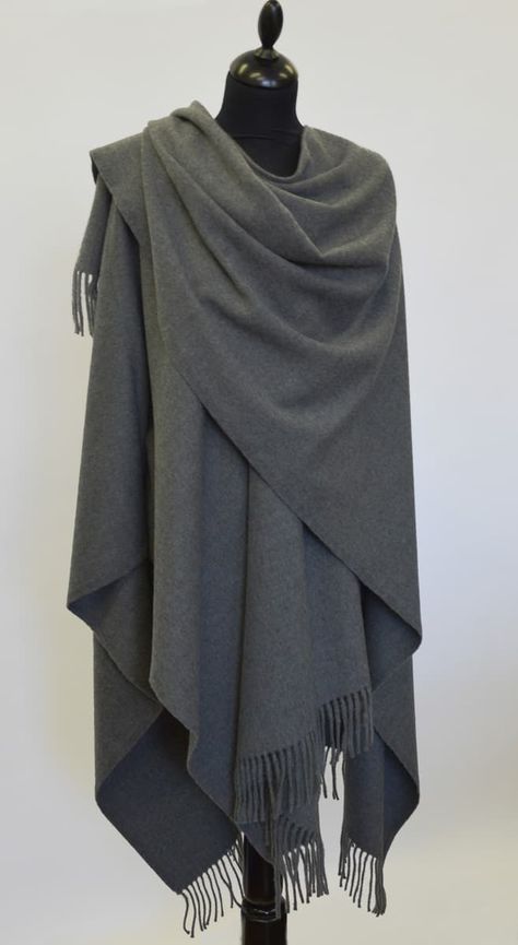 Revealing Mens Clothing, Clothing Folds Reference, Cloak Reference, Fantasy Cloak, Clothing Folds, Cyberpunk Accessories, Medieval Cloak, Wrinkled Clothes, Cape Designs