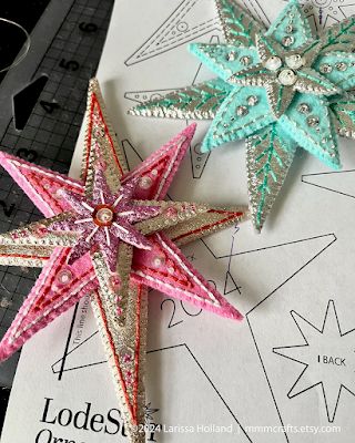 Felt Christmas Ornaments To Make, Diy Star Garland Christmas, Textile Christmas Decorations, Sewn Christmas Decorations, Diy Star Decorations, Beaded Felt Ornaments, Fabric Ornaments Diy, Hand Sewn Ornaments, Diy Fabric Ornaments