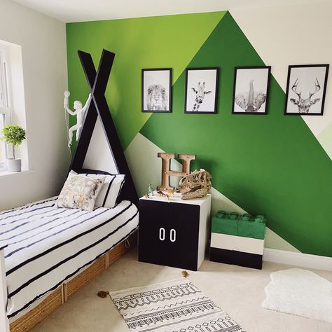 Children's green bedroom with an animal theme. Kids Green Bedroom Ideas, Green Childs Bedroom, Blue And Green Boys Bedroom, Boy Green Bedroom, Boy Bedroom Wall Ideas, Kids Room Paint Ideas For Boys, Boys Paint Colors Bedroom, Green Bedroom Kids, Green Childrens Bedroom