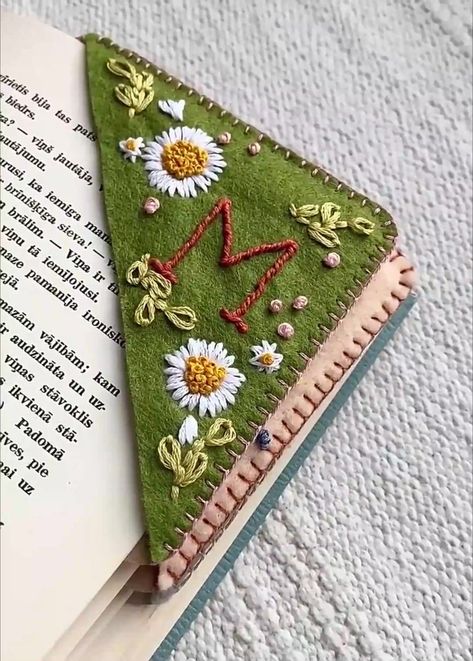 Hand Embroidered Corner Bookmark, Embroidered Corner Bookmark, Hantverk Diy, Penanda Buku, Corner Bookmark, Astuces Diy, Corner Bookmarks, Felt Embroidery, Pola Sulam