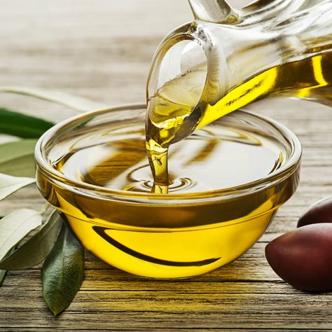 12 Ways to Use Olive Oil to Improve Your Diet - MomTrends Drinking Olive Oil, Air Lemon, Penyakit Jantung, Mediterranean Diet Plan, Inflammatory Diet, Baking Cakes, Cooking With Olive Oil, Olive Oil Bottles, Healthy Benefits