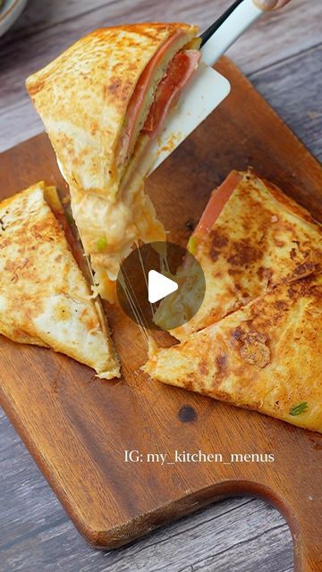 Egg Wraps Tortilla, Tortilla And Egg Recipe, Egg In Tortilla Wrap, Savory Healthy Breakfast, Egg Tortilla Wrap, Wraps Breakfast, Egg Tortilla Wrap Hack, Tomato Egg Tortilla, Tortilla Sandwich