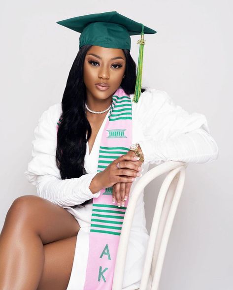 Hair Company Photoshoot Ideas, Company Photoshoot Ideas, Poses For Graduation, Poses For Graduation Photos, Graduation Shoot Ideas, Graduation Pose, Nursing Graduation Pictures, College Graduation Photoshoot, College Graduation Pictures Poses