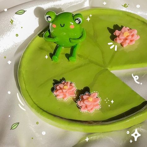 Clay Frog On Lily Pad, Clay Lilly Pad Flower, Lilypad Clay Dish, Air Dry Clay Lily Pad, Polymer Clay Lotus Flower, Lily Pad Clay Dish, Ceramic Lily Pad, Ceramic Ideas Cute, Polymer Clay Plate