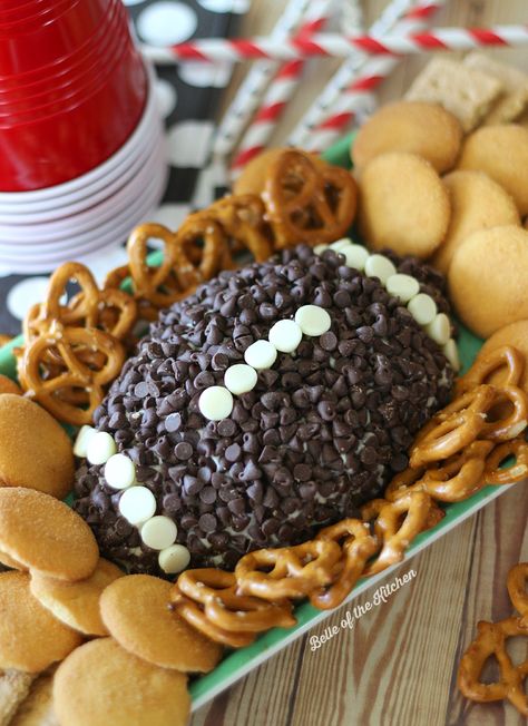 Impress your guests with this Game Day Chocolate Chip Cheesecake Ball. It's a perfect way to satisfy your sweet tooth while cheering on your favorite team! Superbowl Party Appetizers, Belle Of The Kitchen, Super Bowl Essen, Superbowl Desserts, Cheesecake Balls, Football Snacks, Game Day Appetizers, Chocolate Chip Cheesecake, Appetizer Ideas