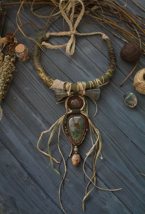 Jewelry Witchcraft, Rusty Lake, Natural Necklace, Macrame Colar, Unusual Necklace, Diy Jewelry Inspiration, Bone Jewelry, Natural Jewelry, Witch Jewelry