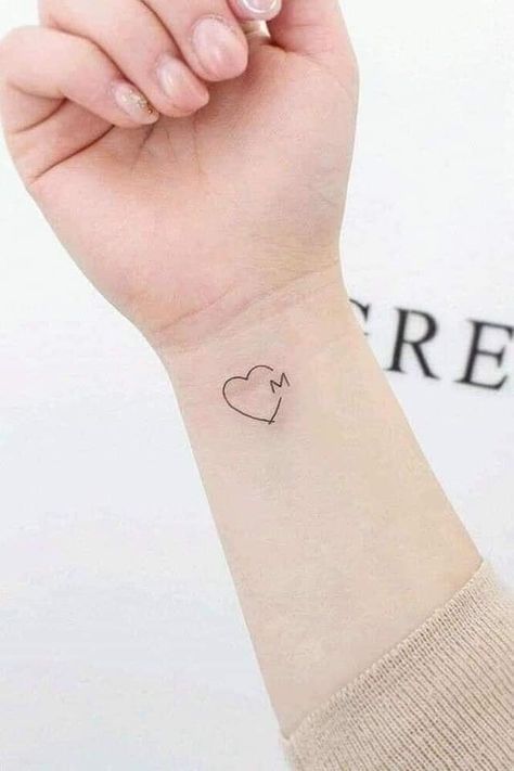 Tatuajes Bellos para mujeres Pequeno Corazon con la Letras M Meaningful Wrist Tattoos, Tiny Heart Tattoos, Geometric Tattoos, Small Tattoos Simple, Tattoos Geometric, Small Wrist Tattoos, Tiny Tattoo, Small Hand Tattoos, Cute Tattoos For Women