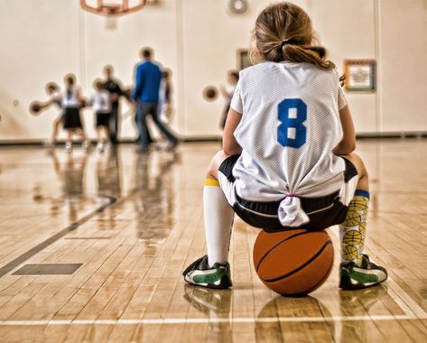 Let's Play! Learn the Rules and Regulations for Youth Basketball Basketball Rules, Vertical Jump Training, Sports Parent, Basketball Tricks, Basketball Practice, Basketball Photos, Basketball Tips, Youth Basketball, Basketball Workouts