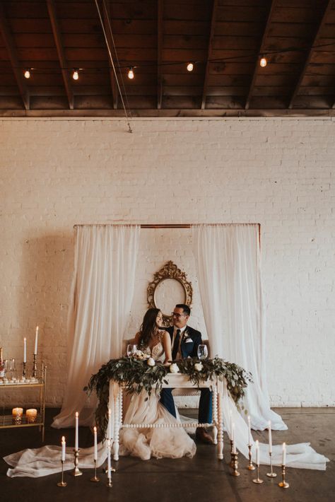 Sweetheart Table Wood Backdrop, Wedding Table Bride And Groom Backdrops, Simple Bride And Groom Table, Sweet Heart Table Ideas, Sweetheart Table Wedding Backdrop, Backdrop Sweetheart Table, Mammoth Wedding, Wedding Backdrop Greenery, White Sweetheart Table