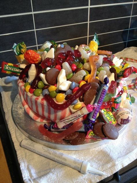 Candy Salad Bowl, Candy Salad, Candy Birthday Cakes, Candy Birthday, Salad Bowl, Salad Bowls, Fruit Salad, Acai Bowl, Birthday Cake