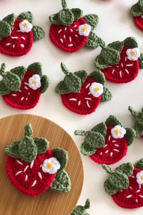 Our new strawberry model has flowers and leaves Fruit Applique, Appliques Au Crochet, Strawberry Leaf, Leaf Applique, Motif Flower, Strawberry Leaves, Crochet Strawberry, Strawberry Patch, Red Strawberry