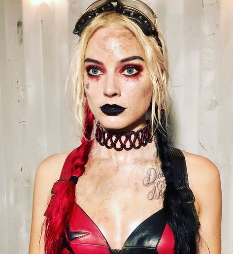 Harley Quinn Fan Page on Instagram: “Margot Robbie as Harley on TSS set ♦️ Yeah i’m here hehe 🥴 (Like & Follow for more) • • • • [#harleyquinn #margotrobbie #dc #dccomics…” Harley Quinn Red And Black Makeup, Harly Quinn Makeup Looks, Harley Quinn Costume Black And Red, Black And Red Harley Quinn Makeup, Black And Red Harley Quinn Costume, Harley Quinn Face Paint, Harley Quinn Makeup Halloween, Harley Quinn Inspired Makeup, Harley Quinn Black And Red