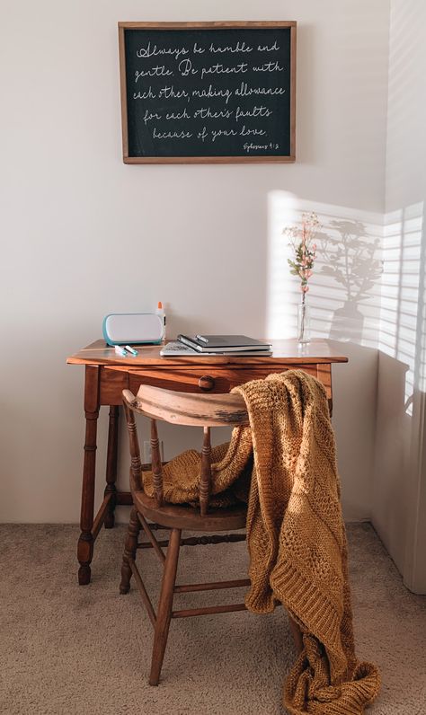 Aesthetic Desk Chairs Bedroom, Small Desk In Bedroom, Vintage Small Desk, Small Antique Desk, Artsy Apartment, Cottage Desk, Small Vintage Desk, Small Wood Desk, Country Desk