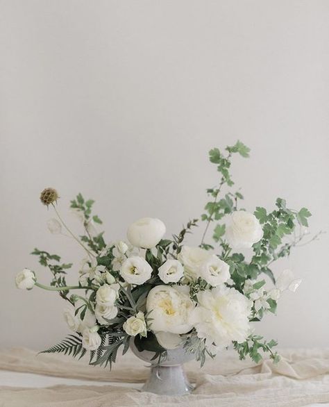 Modern White Floral Centerpiece, White Floral Compote Centerpiece, White Flower Tablescape, White And Green Wedding Decor Reception Ideas, White Modern Floral Arrangement, Black Tie Floral Arrangements, White Floral Table Arrangements, Ivory Flower Arrangements, White Flower Table Arrangements