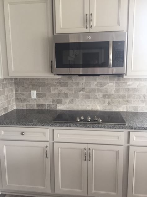 Kitchen Backsplash For Grey Countertops, Gray Cabinet Backsplash Ideas, Gray Brick Backsplash Kitchen, Grey Brick Backsplash, Gray Subway Tile Kitchen, Matte Tile Backsplash, Gray Backsplash Kitchen, Grey Backsplash Kitchen, Grey Subway Tile Kitchen