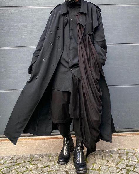 Dark Mori Fashion Men, Gothic Mens Fashion, Dark Outfits Men, Dark Mori Fashion, Gender Neutral Outfits, Soviet Fashion, Strega Fashion, Black Coat Men, Space Fashion