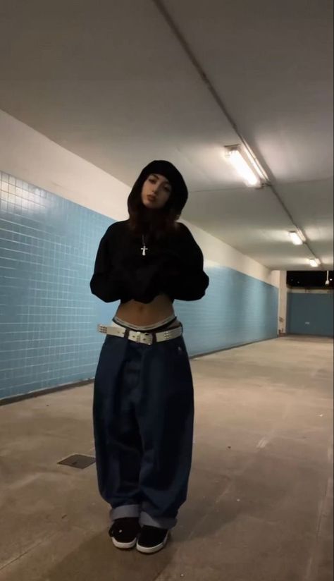 Gray Undershirt Outfit, Thug Aesthetic Outfits, 90s Fit Ideas, Baggy Pant Outfits Women, Dark Baggy Clothes Aesthetic, Dark Grunge Aesthetic Clothes, Dc Shoes Outfit Street Style, Mexican Street Outfits, 2000s Fashion Outfits Grunge