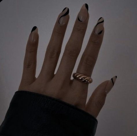 Black Party Nails, Aesthetic Nails Dark, Dark Academia Nails Ideas, Nails Dark Academia, Minimal Dark Aesthetic, Polina Core, Dark Academia Nails, Autumn Winter Nails, Gems Nails