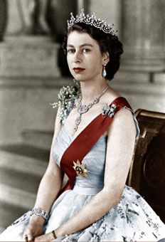 Queen Elizabeth Alexandra Mary Windsor (25 years old) in 1952 Young Queen Elizabeth, Rainha Elizabeth Ii, Reine Elizabeth Ii, English Royalty, Royal Crowns, Reine Elizabeth, Princess Photo, Royal Tiaras, Elisabeth Ii