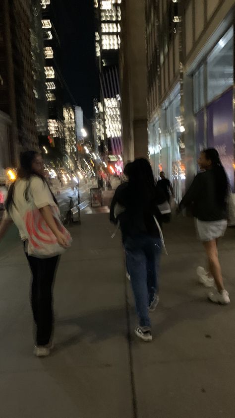 City Student Aesthetic, New York Teen Aesthetic, Nyc Teen Aesthetic, New York Friends Aesthetic, Friends Astethic, Nyc Friends Aesthetic, New York Lifestyle Aesthetic, Friend Goals Aesthetic, New York City Friends