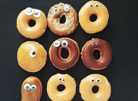 Who doesn’t love doughnuts at a party? Plus, they come in a wide variety of flavours and colours. Okay, so how do we make them scary? Go to any dollar or craft store and find either edible eyes or non-edible googly eyes and stick them on your doughnuts. Or, better yet, order the jam-filled sugar doughnuts and stick a knife in one of them up for a scary plating effect. Halloween Potluck Ideas, Spooky Office, Halloween Brew, Halloween Potluck, Halloween Office Party, Edible Eyes, Natural Smoothies, Halloween Food Ideas, Spooky Halloween Food