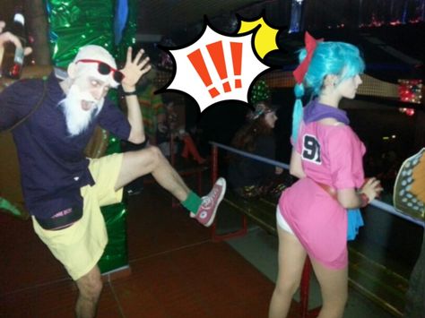 Muten Roshi and Bulma (Dragon Ball Z) on Halloween Cosplay Couple Costume Dragon Ball Z Couples Costume, Bulma And Vegeta Cosplay, Dragon Ball Z Halloween Costumes, Bulma Costume, Dbz Cosplay, Cosplay Couple, Couple Cosplay, Couple Costume, Cosplay Ideas