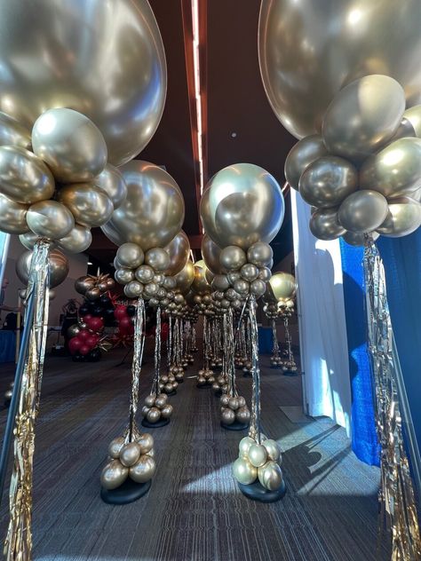 Balloon Room Decor & Stage Decor » The Balloon People Prom Balloon Backdrop Ideas, Party Set Up Ideas Layout House, Stage Decor Balloons, Gala Stage Decor, Talent Show Balloon Decor, Disco Balloon Centerpiece, Balloons On Stage, Gala Balloon Decor, Gatsby Balloon Decor